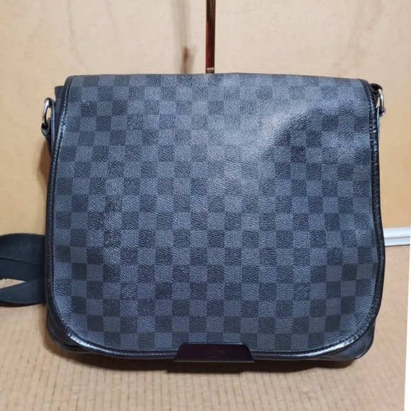 Authentic LOUIS VUITTON Damier Graphite Daniel MM Messenger Bag - Picture 7 of 12